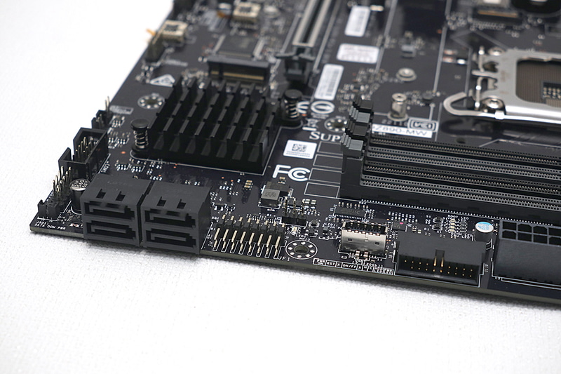 SATA 6GbpsおよびUSBピンヘッダ部分