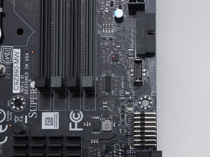 LEDはついているが、装飾用ではない。電源LEDおよびPOST状況を表示したりする機能的なものだ