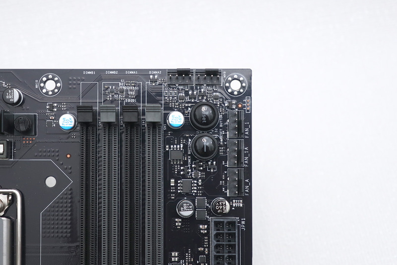 電源やリセットボタンをオンボードで搭載する