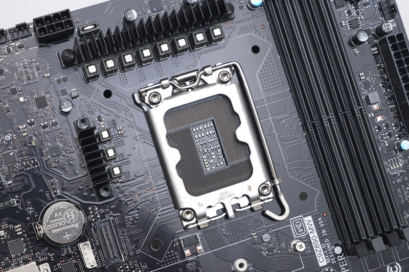 ソケット付近のアップ。メモリはDDR5が4スロット。ちなみにCU-DIMMへの対応は謳われていない