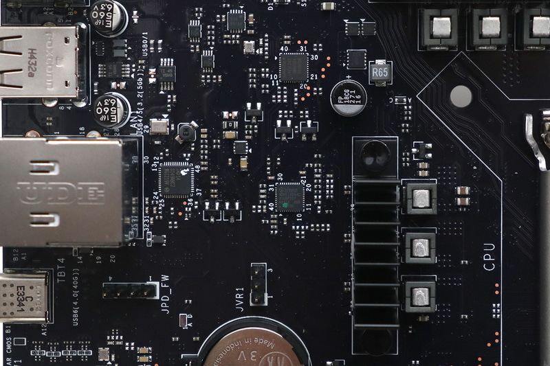 8フェーズ対応のXDPE19284C(写真中央)。その上にある大きいチップがRC26008、左にあるのがIntel 219V