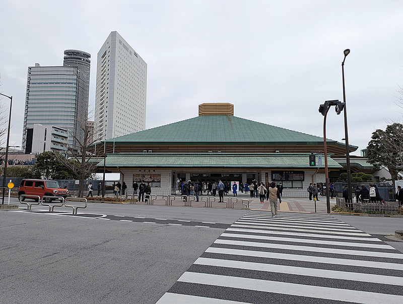 会場となった両国国技館。4日目は降雪の予報もあり、試合終了時には雨混じりの雪がパラついていた