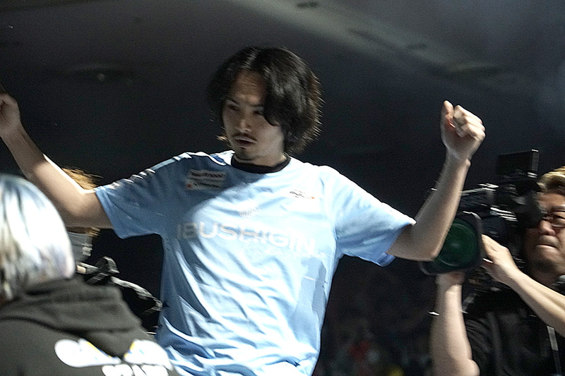 勝利を決めた直後の翔は、会場に向かって勝利をアピール