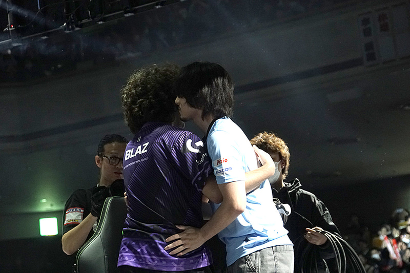 激闘を繰り広げたBLAZと熱くハグ！