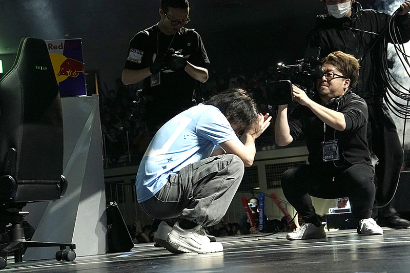 優勝を成し遂げ、その思いを噛みしめるべく、しゃがみこむシーンも見られた