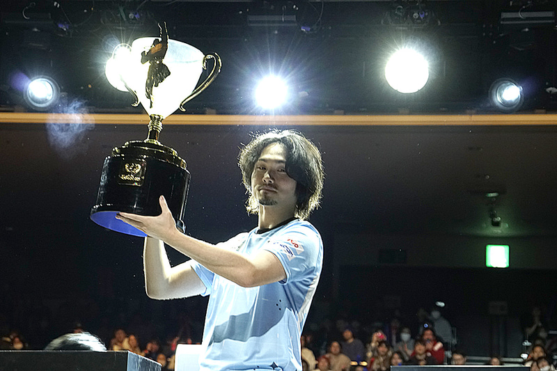 優勝トロフィーを掲げて喜びをアピール