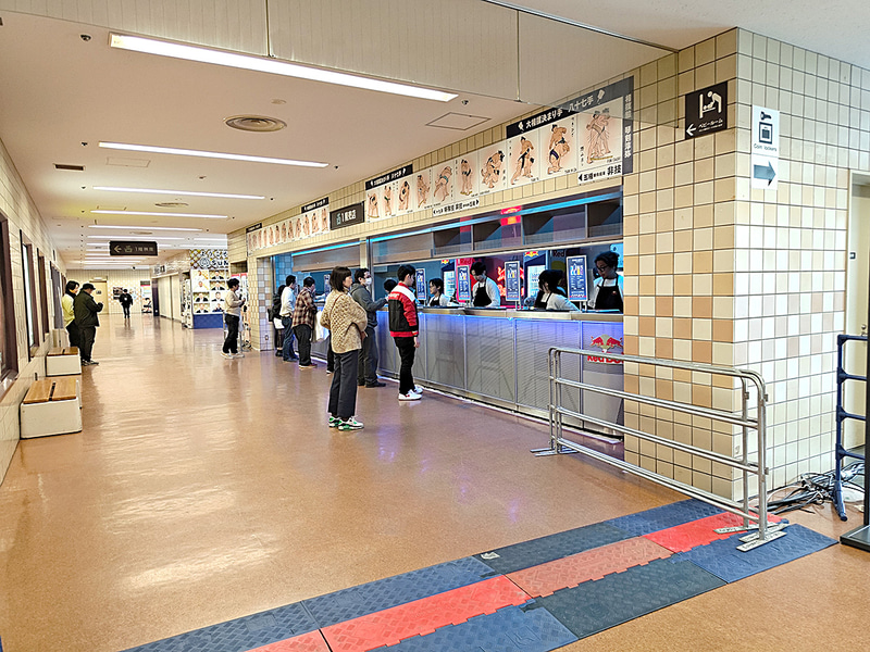 売店スペースではレッドブルのドリンクやカクテルが販売。2杯同時購入で限定ステッカーが付いてくるおまけ付きだ