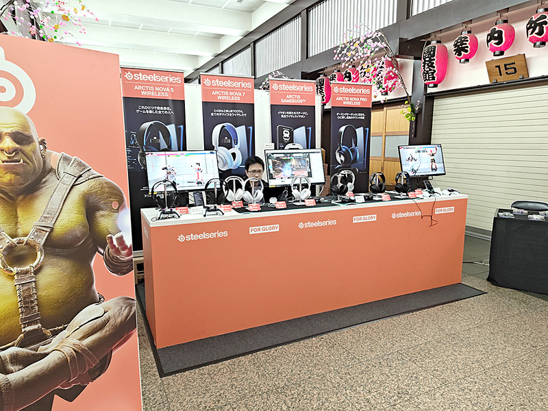 steelseriesのブースではヘッドセットなどの自社製品を展示
