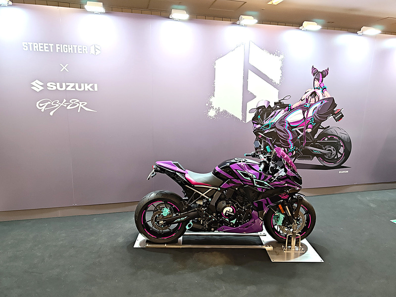 協賛のバイクメーカーSUZUKIとJURIのコラボバイク「GSX-8R Tuned by JURI」も展示。バイクにまたがってアンケートに答えると、会場限定グッズがプレゼントされる