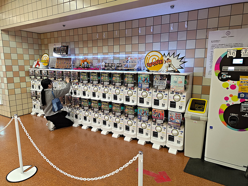 ガチャコーナーでは、カプコン関連アイテムが入ったガチャガチャが回すことができた