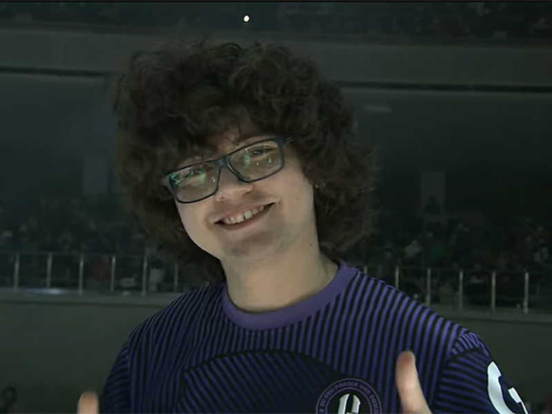 Losers FinalでANGRYBIRDに勝利し、配信カメラに向かって笑顔を向けたBLAZ