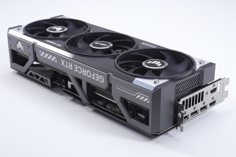 3.6スロットを占有する巨大なトリプルファンGPUクーラーを備えるGeForce RTX 5090搭載ビデオカード