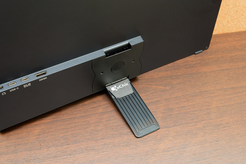 多くのモバイルモニターは自立可能にするスタンドを備える