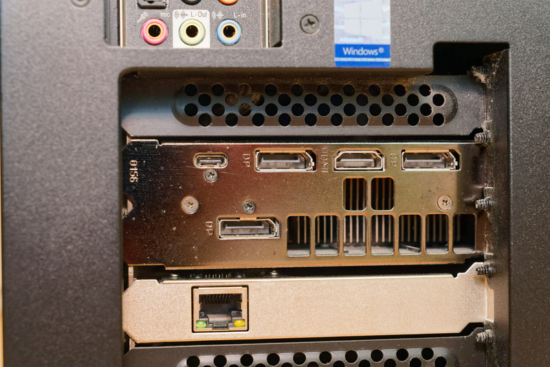 またはグラフィックカードにType-Cポートが設けられた製品も(今や絶滅種だが)存在する