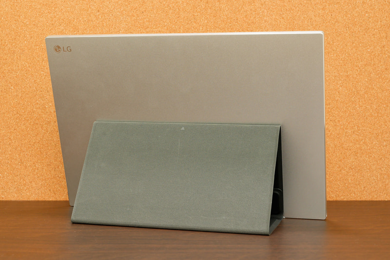 カバーはスタンドも兼ねる