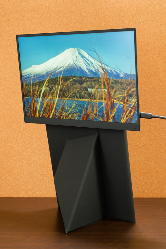 ノートPCとの組み合わせでは縦2画面の配置が便利