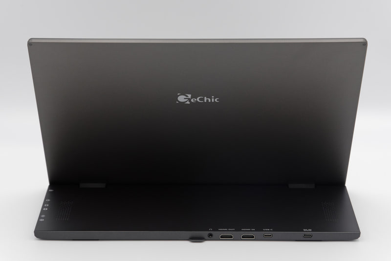 ポート類は背面側から取り出すスタイル