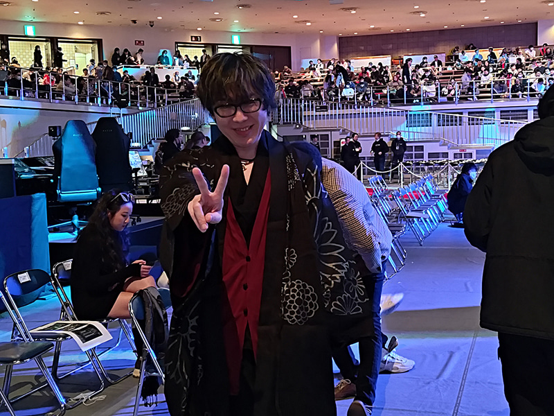 配信開始前のアール氏に声をかけたところ。最終日はいつものスーツとは異なり、和風の装いを披露してくれた