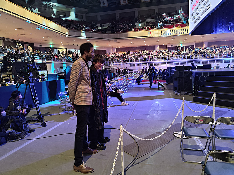 開演前にはファンからの声掛けや写真撮影、サインなどのファンサに応じていた