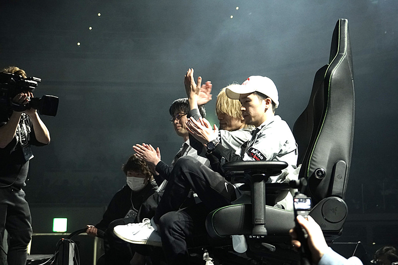 控えの選手たちは後ろの席からモニターで試合の様子をチェックする