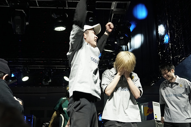 勝利の瞬間のガチくんは高々と両手を挙げて喜びをアピール。ぷげらは思わず顔を覆う