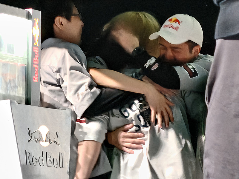 勝利したカワノにメンバー全員で抱きつき、喜び合うGood 8 Squadのメンバーたち
