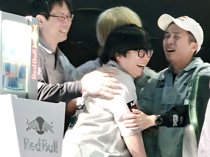 笑顔を見せるカワノとガチくん