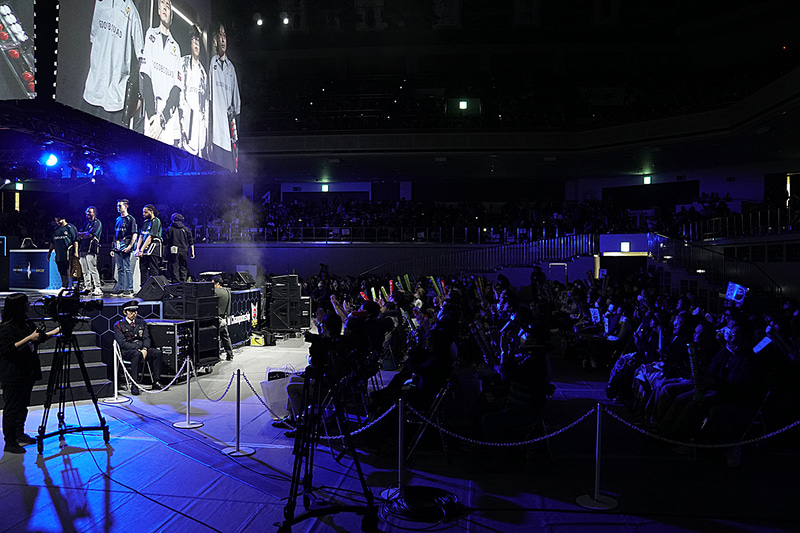 会場には多くの観客が訪れ、試合を大いに盛り上げ、一体となって楽しんでいる様子が見られた