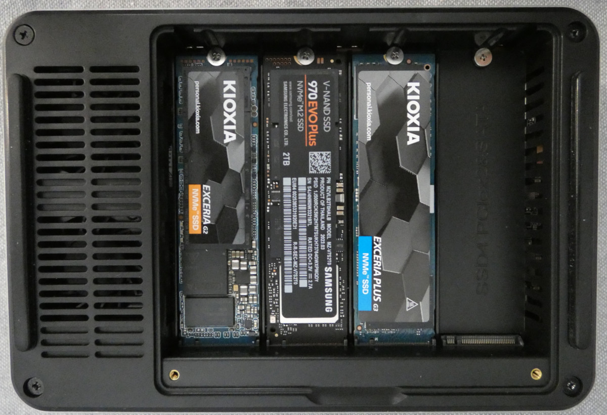 NucBox G9に3本のSSDを装着したところ