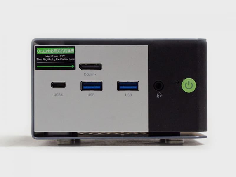 前面はUSB4、OCuLink、USB 3.2 Gen 2 2基、3.5mmジャック、電源ボタン