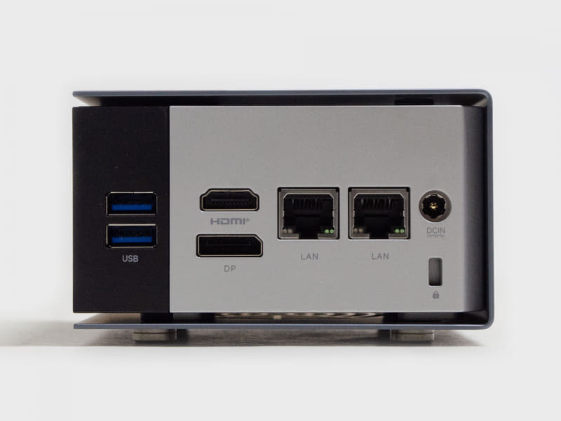 背面はUSB 3.2 Gen 2、HDMI、DisplayPort、2.5GbE 2基、電源入力、ロックポート