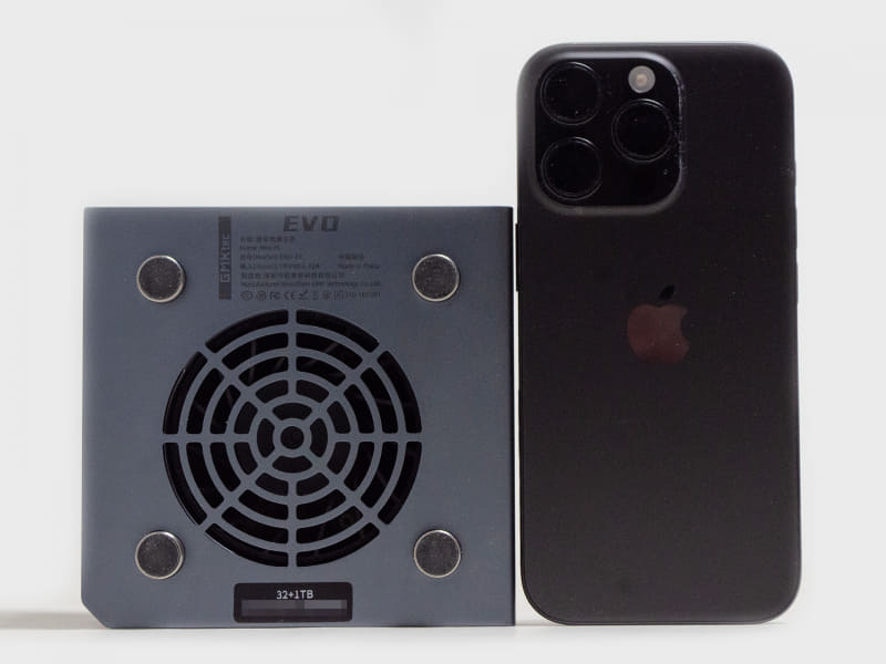 裏面とiPhone 16 Pro。かなりコンパクトなのが分かる
