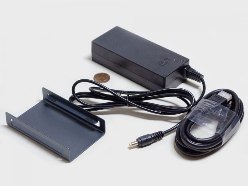 付属品はACアダプタ(約133×57×33mm/407g/19V, 6.32A, 120.08W)、縦置きスタンド、HDMIケーブル