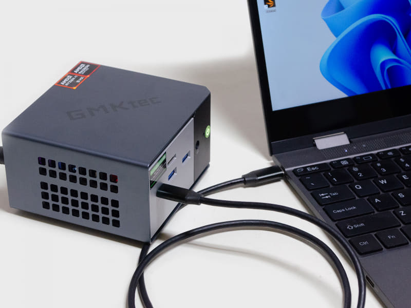 いつものキーボード付きモバイルモニターへ接続。USB4があるのでUSB Type-Cケーブル1本で接続可能