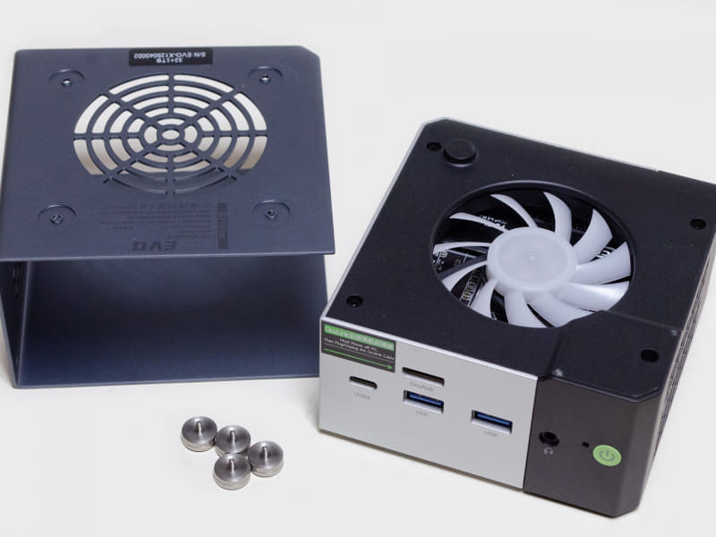 裏の足がネジになっているのでそのまま回すと外側のフレームが外れる