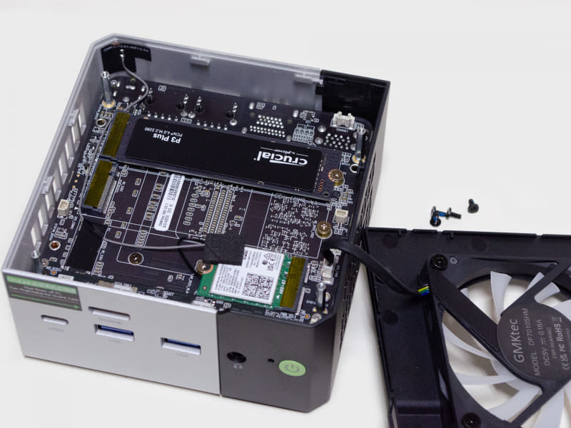 次に内部パネル4つのネジを外せばM.2スロットにアクセスできる。Crucial製が使われている。メモリはオンボードなので増設不可