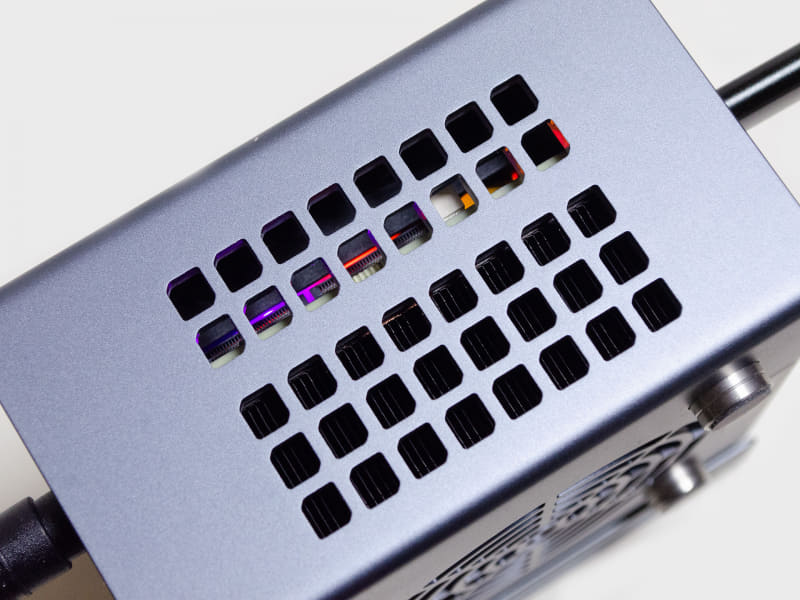 内部のファンが7色に光る