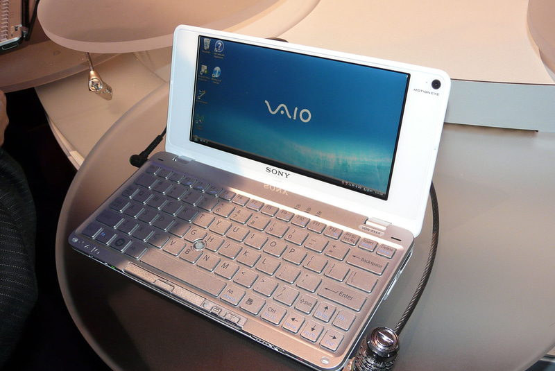 ソニーVAIO時代の製品として今でも名機と言われることが多いVAIO type P。Intelが低消費電力のAtom Zシリーズ(開発コードネーム : Menlow)を開発したことで、小型軽量でデザイン性に優れた製品を構築可能になり大人気になった(2009年のCESで撮影)