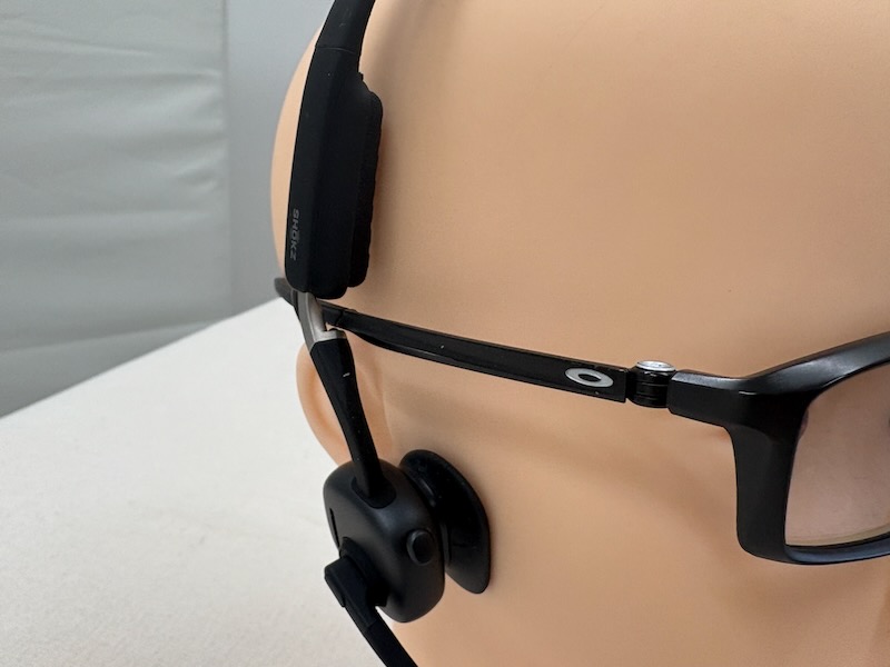 OpenMeet頭部模型によるめがねとの干渉具合。うまく干渉が回避されている