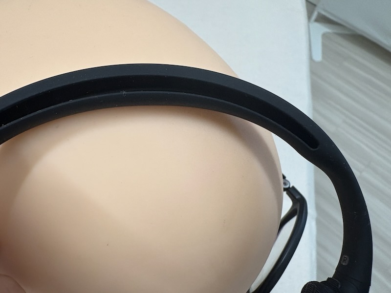 オーバーヘッドの弦の部分は、シリコン樹脂カバーがU字成形のひだ状になっていて簡易的なバネになっている。スポンジ部品なしで弾力を持たせるクレバーな設計だと思う