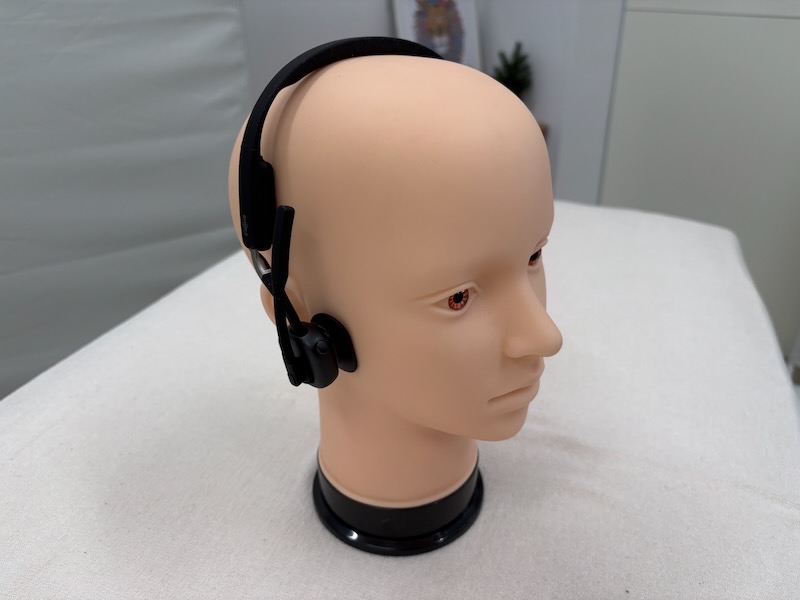 ブームマイクを跳ね上げた状態。会議中と会議終了を家族に知らせるのに便利