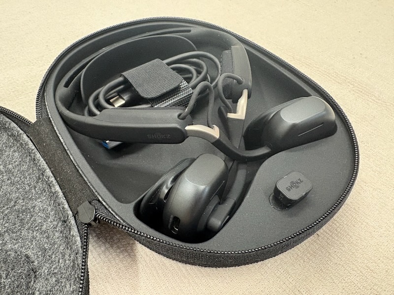 OpenMeet保管状態。手前の四角いパーツがLoop120ドングル