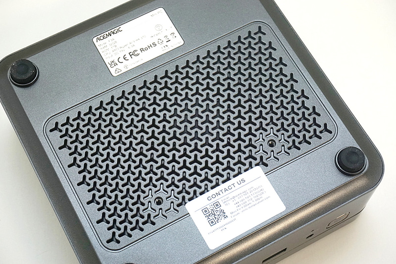 底面の吸気口。この面には付属するVESAマウンタ用のネジ穴もある