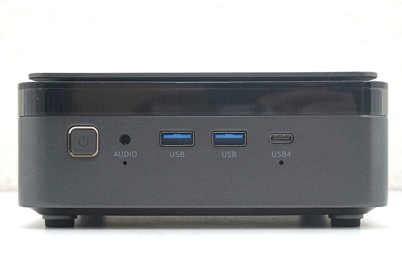 前面の主なインターフェイスはUSB4ポートが1基と、USB 3.2 Gen 1ポートが2基という構成