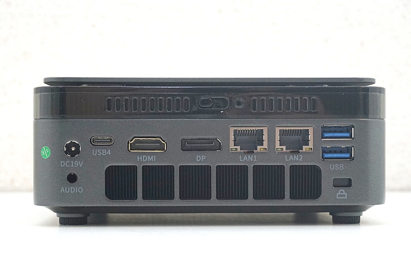 背面にはDisplayPortとHDMI、USB4ポートを装備し、マルチディスプレイ環境を構築できる