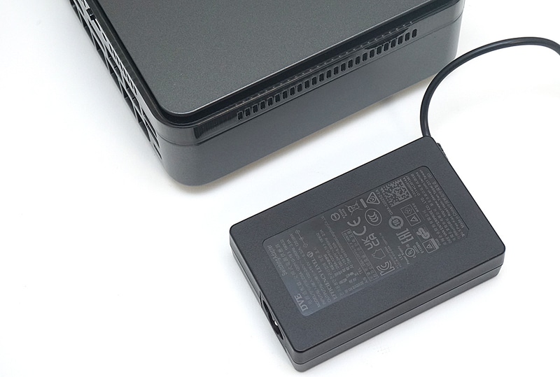 付属するACアダプタはかなり小さいが、120W出力に対応する