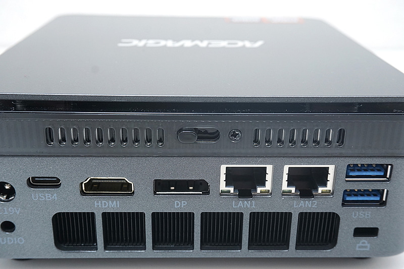 中央右のネジを外し、その左にあるラッチレバーを右にずらすと天板の固定が解除される