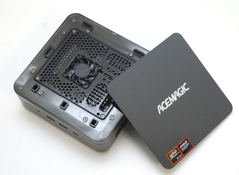 ロックが解除されてふわっと浮いた天板を外すとこんな感じだ。中央にはメモリとSSDを冷却するファンを装備する