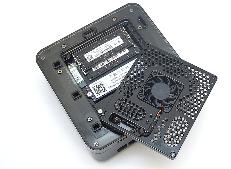 カバーを固定している4本のネジを外す