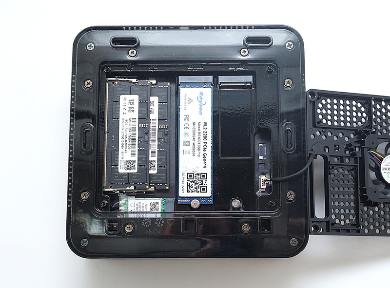 するとこのようにメモリスロットやM.2スロットが見える